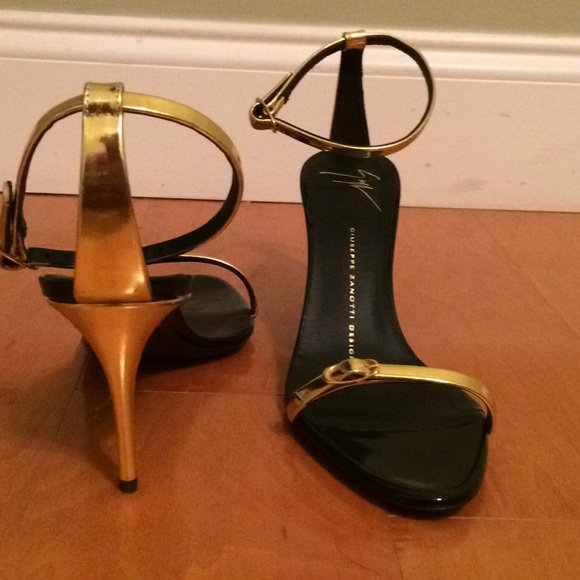 Giuseppe Zanottii Elegant Gold Heels - Picture 4 of 5